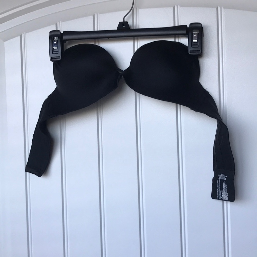 Black Victoria’s Secret bra